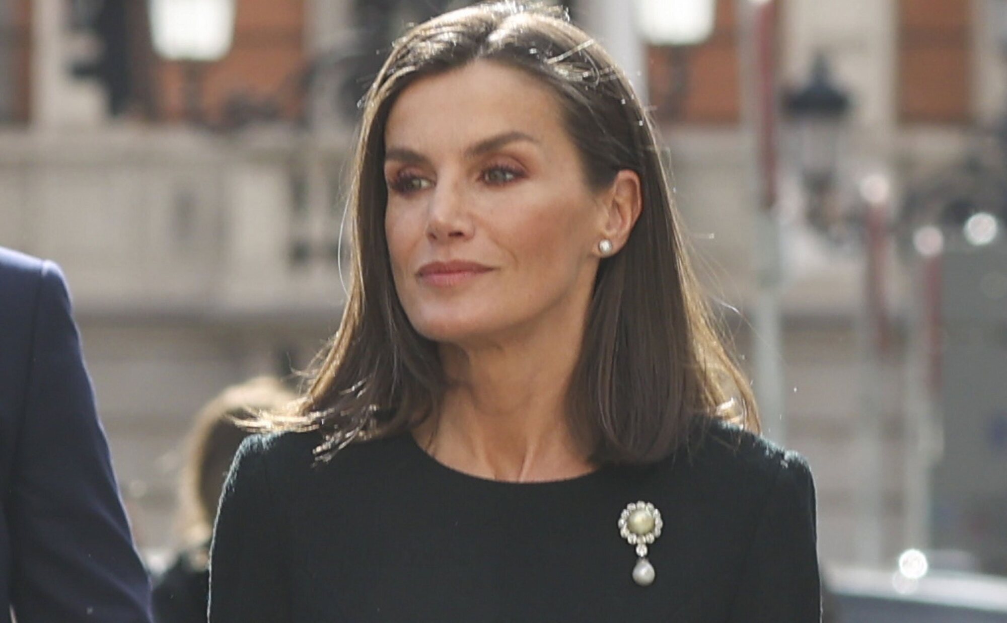 El acercamiento de la Reina Letizia y el Rey Juan Carlos en la misa funeral por Fernando Gómez-Acebo