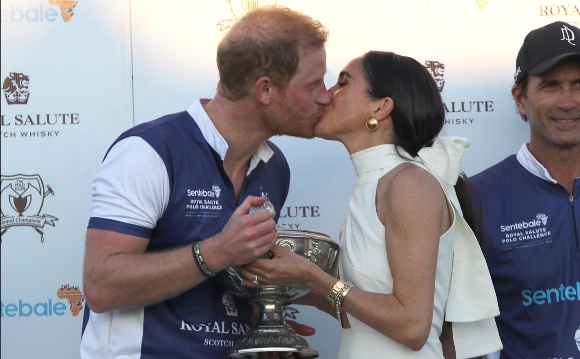 El besazo del Príncipe Harry y Meghan Markle tras un partido de polo en Florida