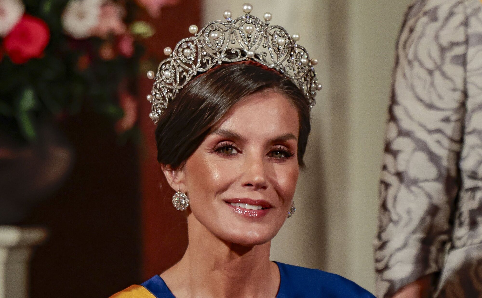 La Reina Letizia en la cena de gala en Países Bajos: la Tiara Rusa, joyas de pasar, besamanos sentada y condecoración menor