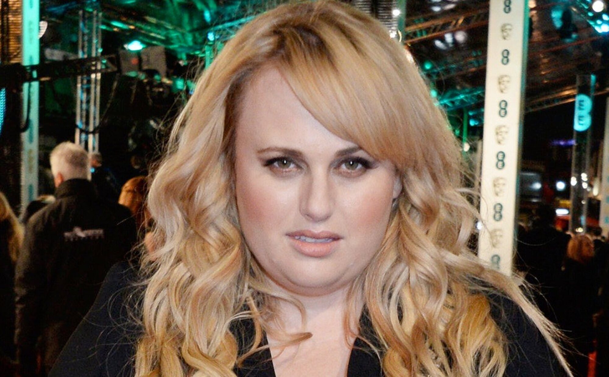 Las pistas que dio Rebel Wilson sobre quién fue el miembro de la Familia Real Británica que le invitó a una orgía con drogas