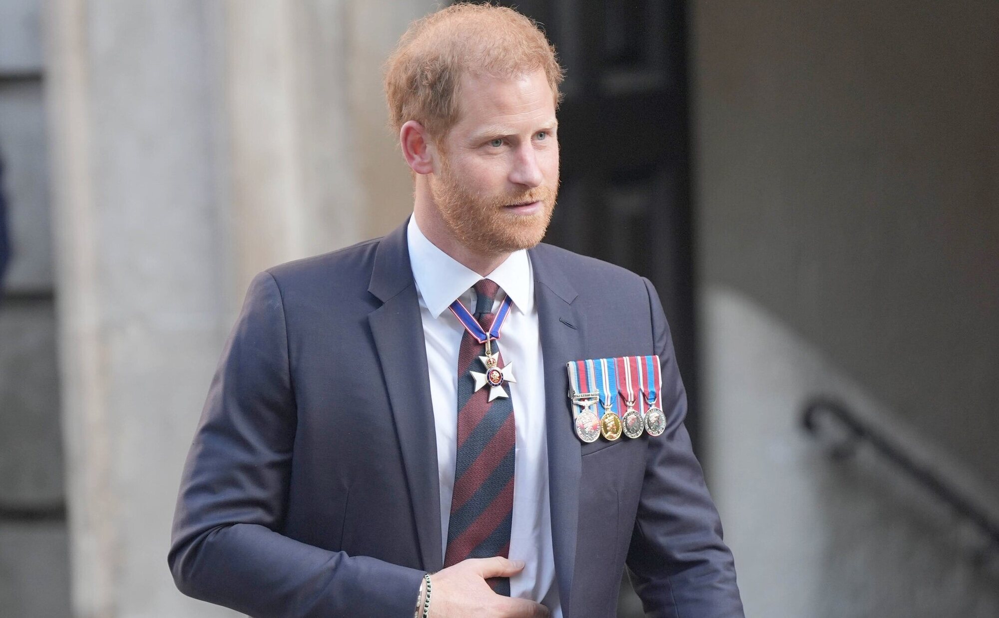 El Príncipe Harry se apoya en los Spencer en su vuelta a Reino Unido mientras Carlos III acudía a una garden party