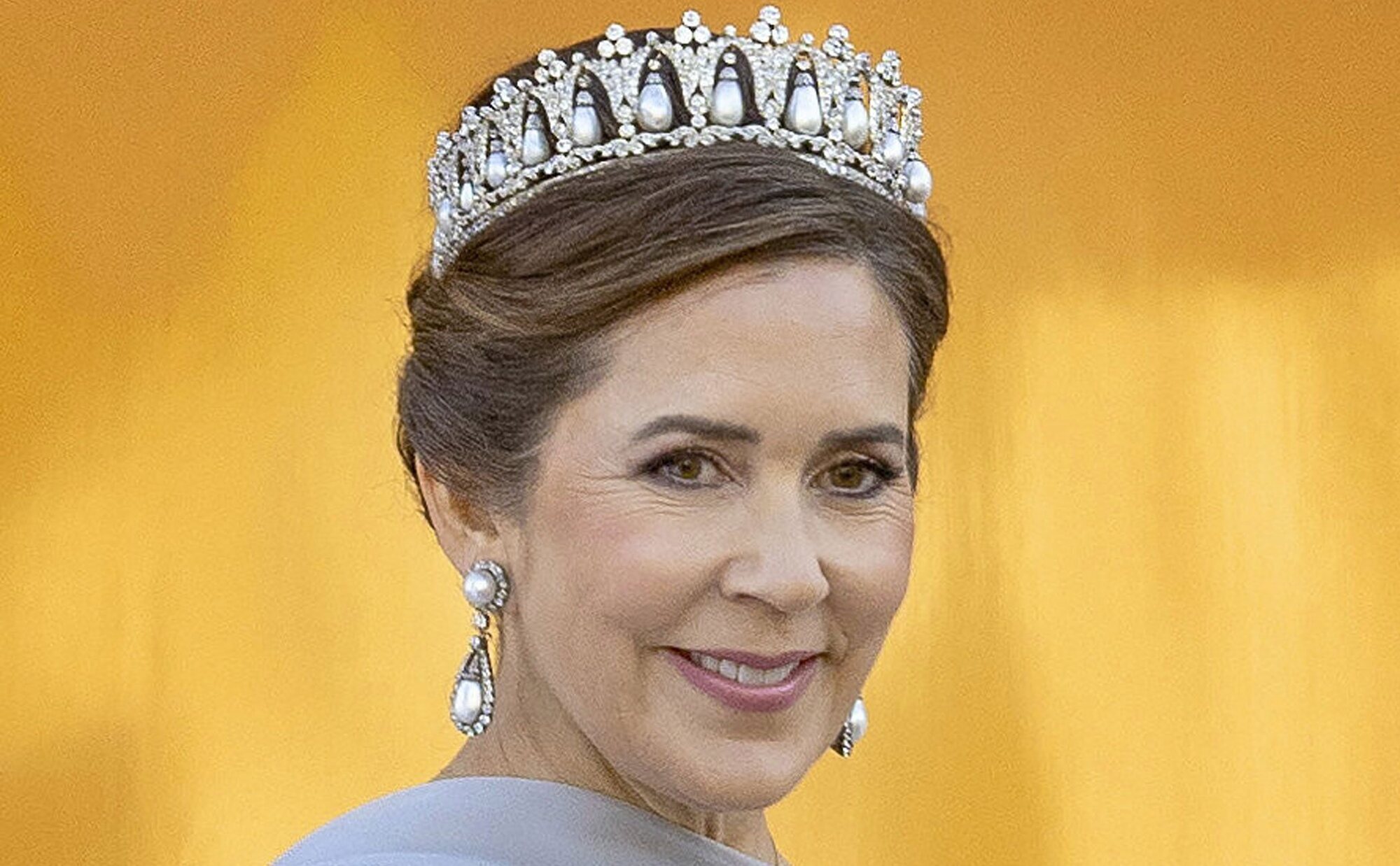 Mary de Dinamarca luce la tiara favorita de la Reina Margarita y un vestido de boda retocado en la cena de gala en Noruega