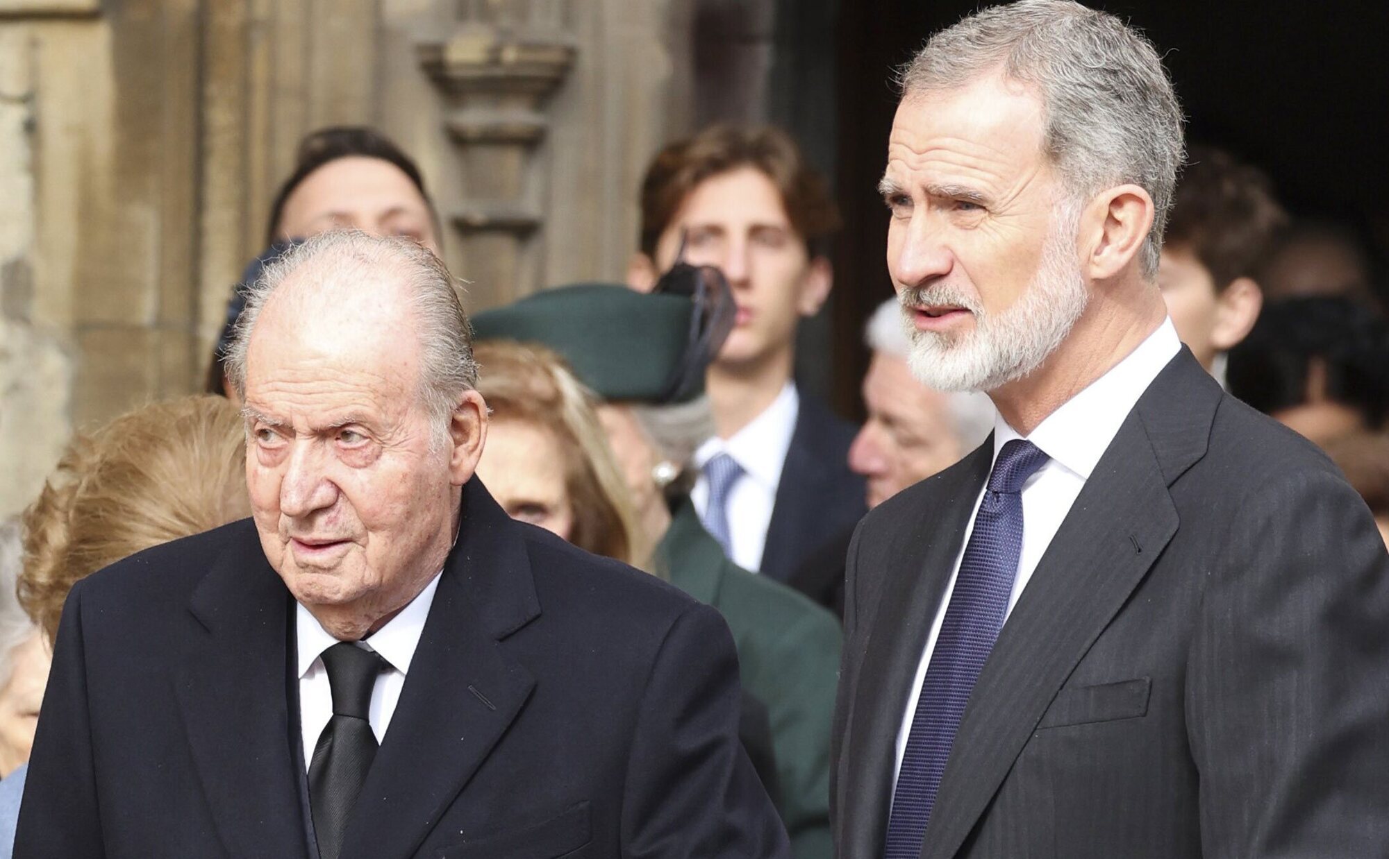 El vuelo del Rey Felipe VI se desvió y aterrizó en otro aeropuerto para tener un encuentro con el Rey Juan Carlos