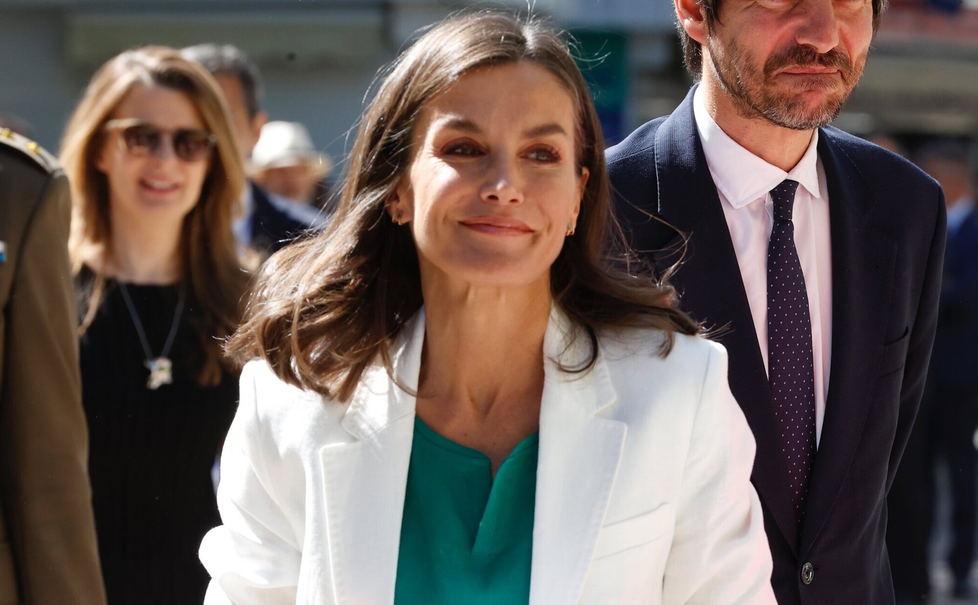 La Reina Letizia en la Feria del Libro 2024: encuentro con Vetusta Morla y los libros que compró