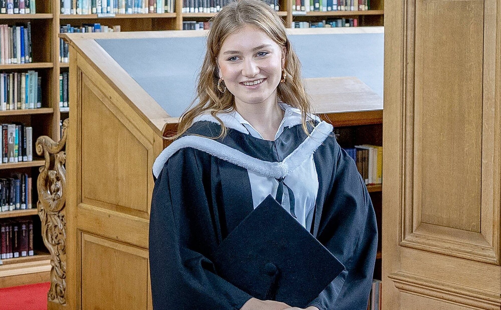 La graduación de Elisabeth de Bélgica en Oxford: toga y birrete, el cariño de sus padres y hermanos y su nombre civil