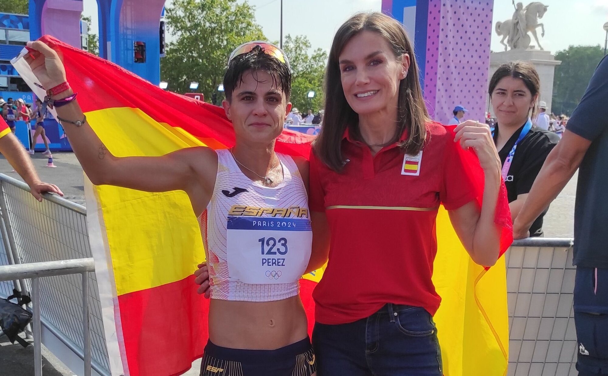 La reacción de la Reina Letizia con la atleta María Pérez tras comprobar que estaba empapada en sudor en París 2024