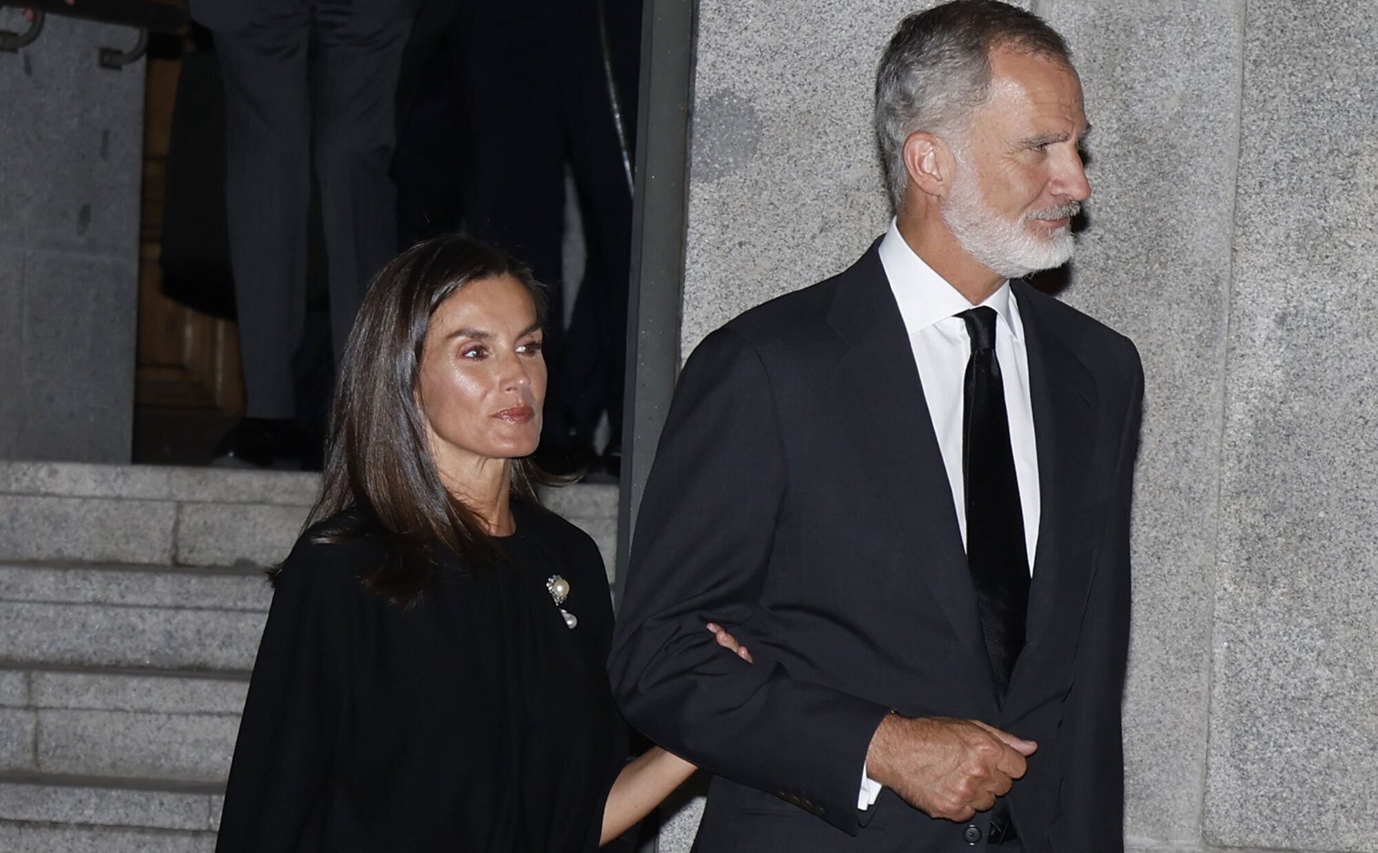 Letizia saca su broche de Reina de España en otro funeral con Felipe VI en el que coincidieron con el Rey Juan Carlos