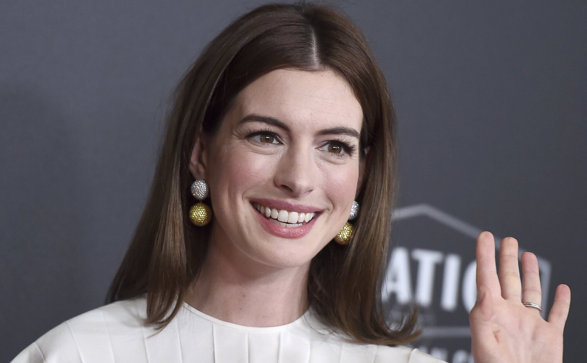 Anne Hathaway 'planta' a Pedro Sánchez y no le entrega el premio de la ONU