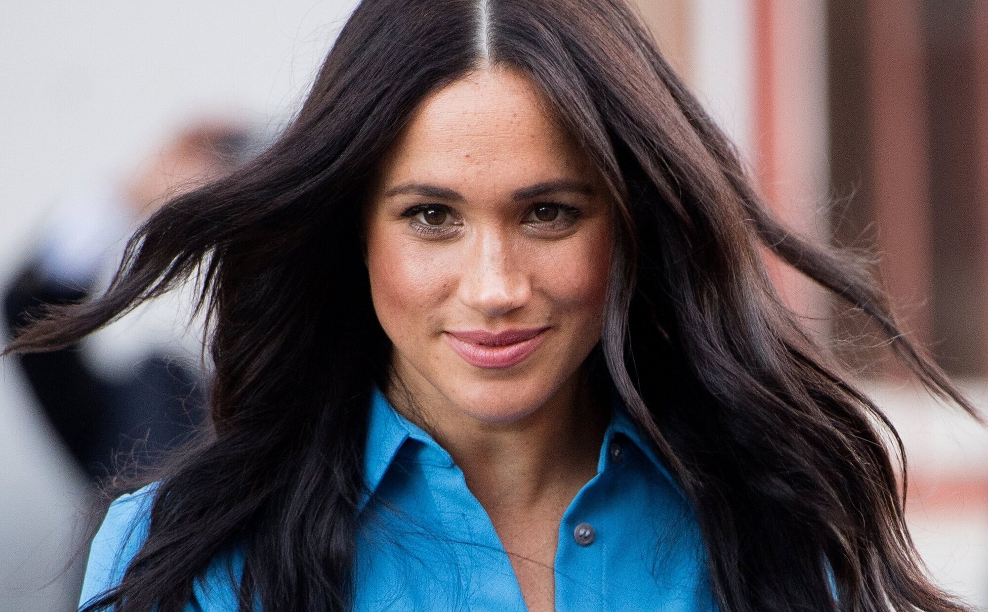 Meghan Markle reaparece en solitario en un acto benéfico en Los Ángeles