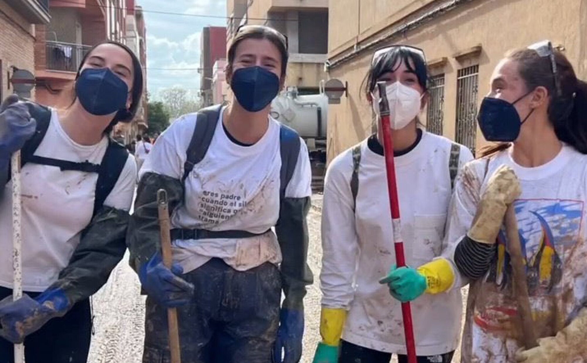 Las fotos de Aitana llena de barro ayudando a los damnificados de la DANA en Catarroja