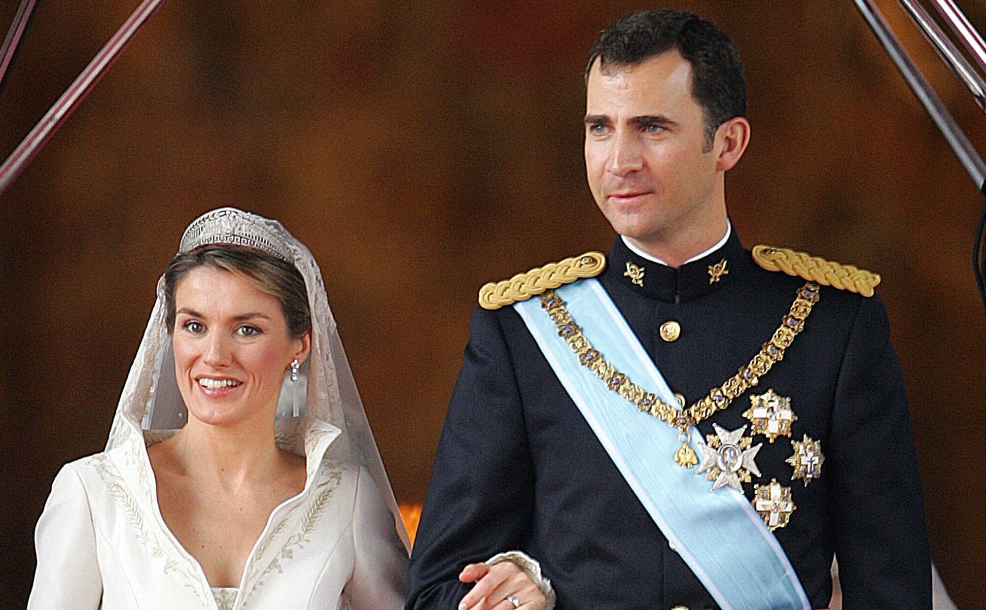 Sale a la Luz quién consiguió que Pertegaz diseñara el vestido de novia de la Reina Letizia