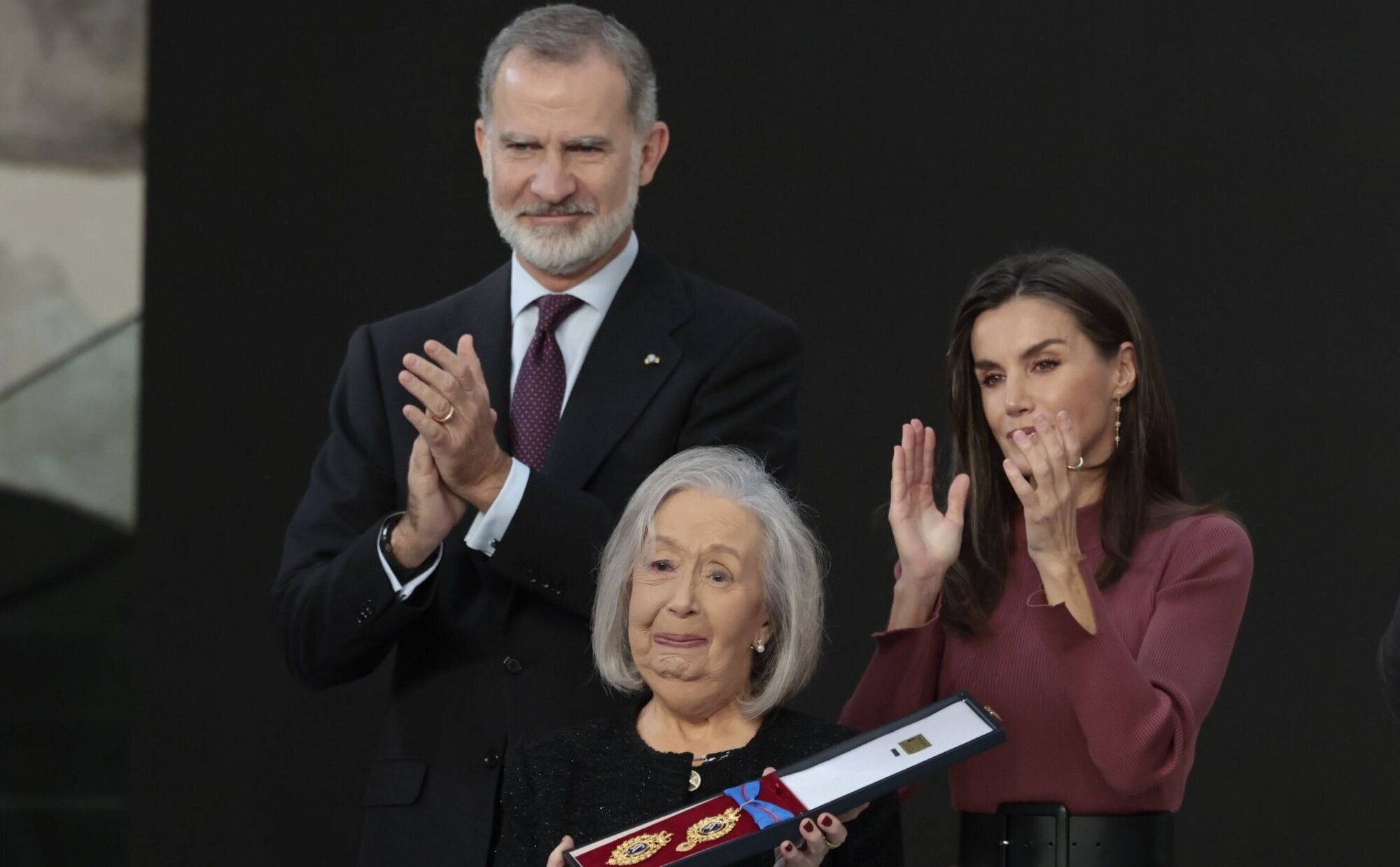 El momento más emotivo entre la Reina Letizia y la madre de Itziar Castro en la entrega de medallas a las Bellas Artes