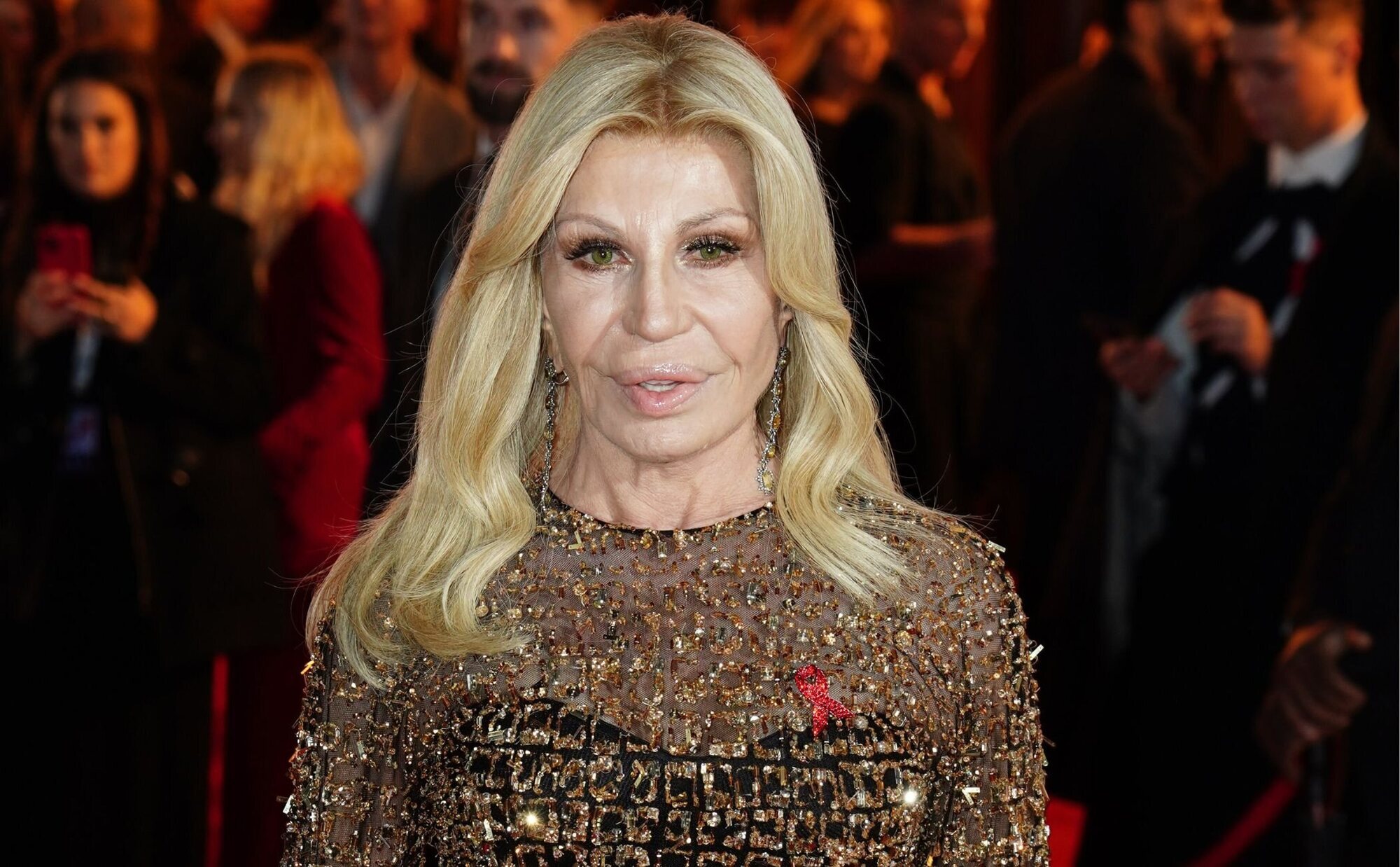 El impactante cambio físico de Donatella Versace a sus 69 años