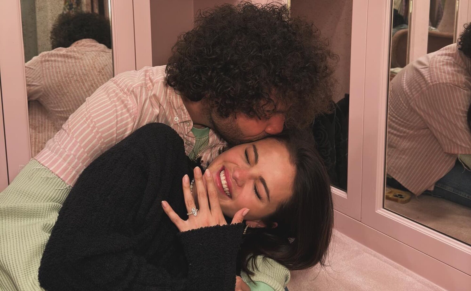 Selena Gomez anuncia su compromiso con Benny Blanco tras una romántica pedida de mano en un picnic