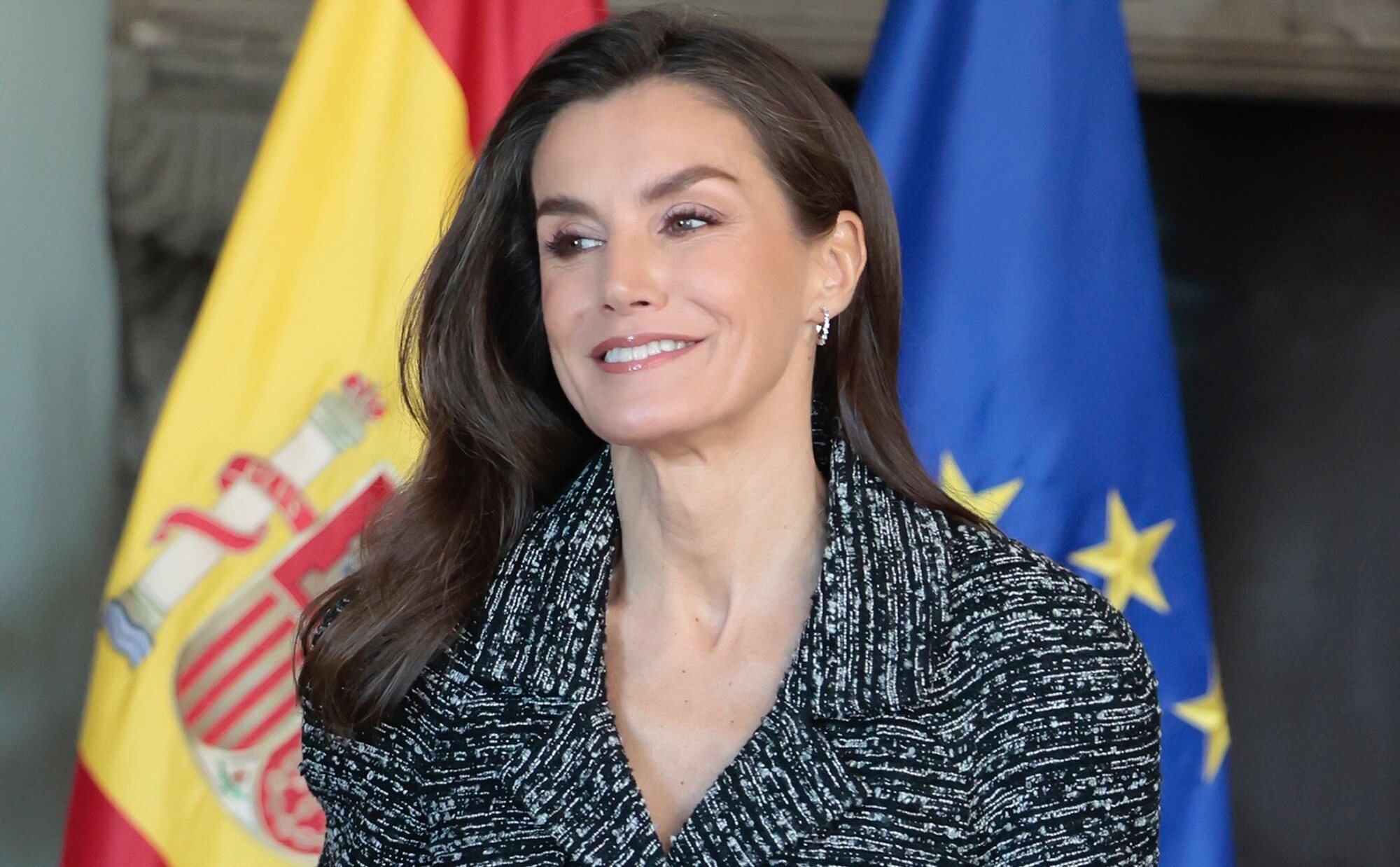 La alegría de la Reina Letizia con los trabajadores españoles de la FAO tras la cena de gala sin tiara en Italia