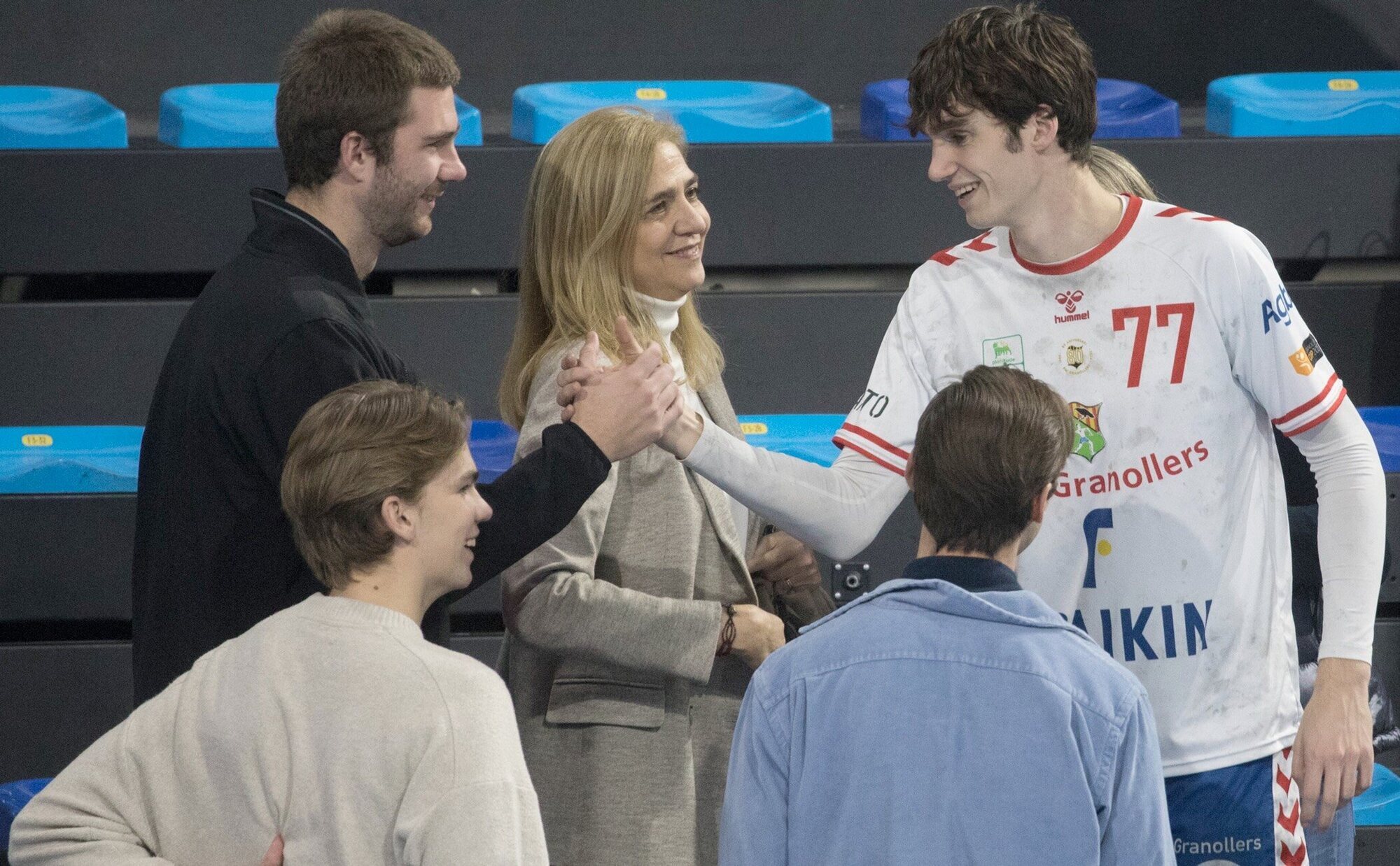 Juan Urdangarin vuelve a casa por Navidad y disfruta muy bien acompañado de un partido de balonmano de su hermano Pablo