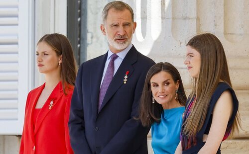 Los Reyes Felipe y Letizia y sus hijas Leonor y Sofía visitan por sorpresa Catarroja, localidad afectada por la DANA