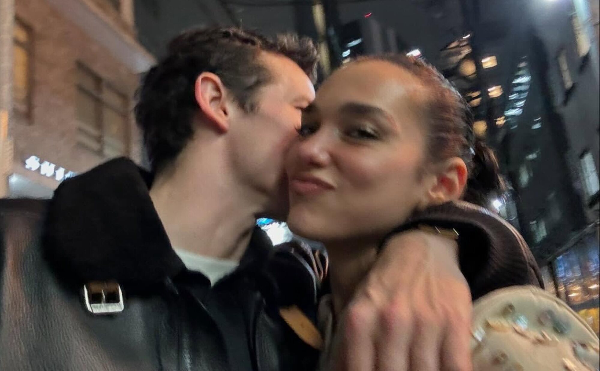 Dua Lipa y Callum Turner se comprometen tras un año de relación