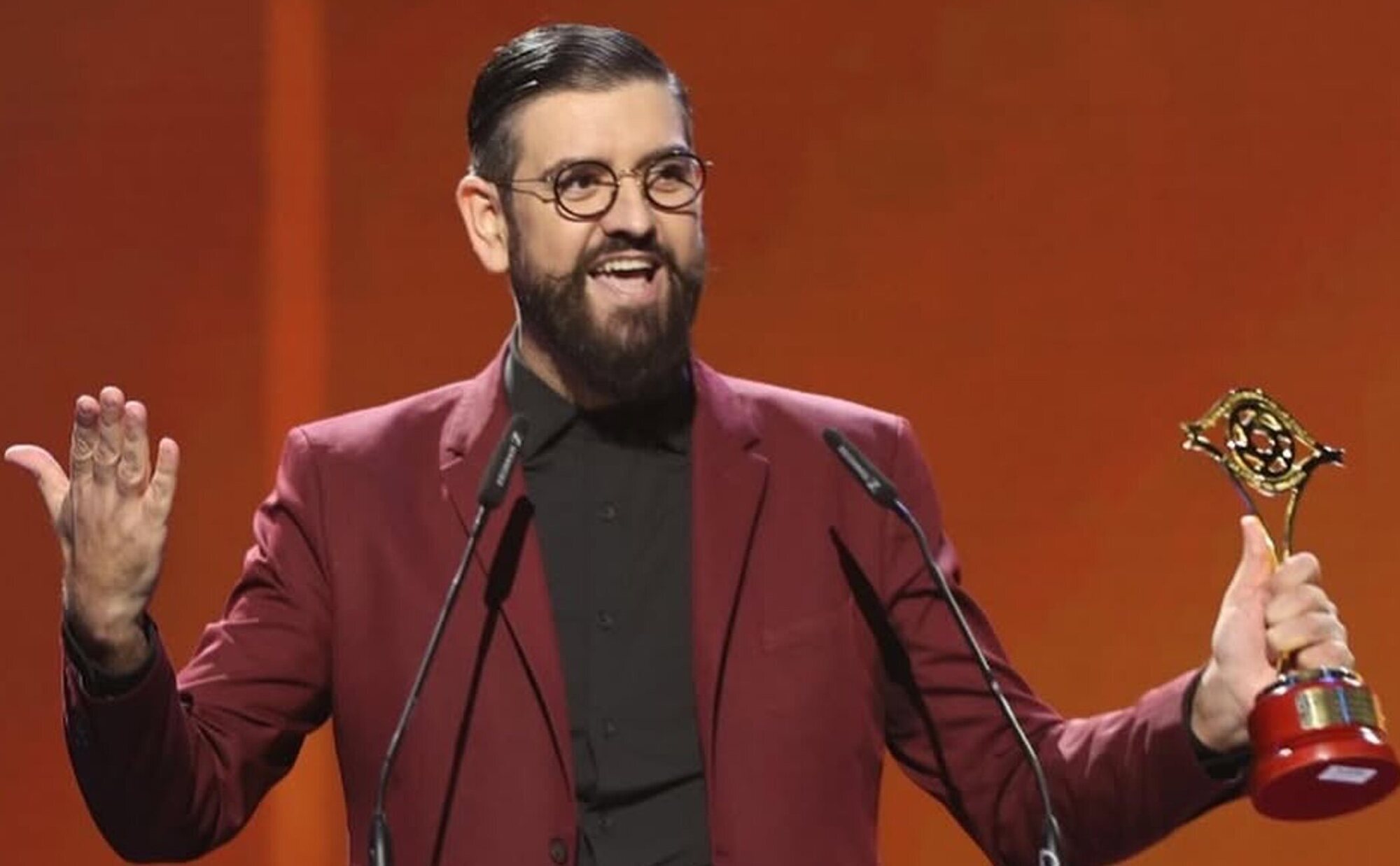 Manu Sánchez recibe el Premio Iris y emociona con su discurso: "Creo que tampoco me he merecido este cáncer"