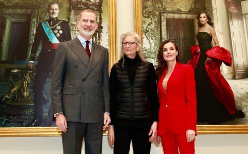 La reacción de los Reyes Felipe y Letizia al ver los retratos de Annie Leibovitz para el Banco de España