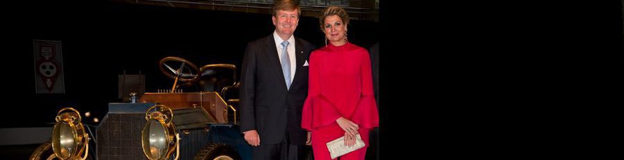 Guillermo Alejandro y Máxima de Holanda visitan el museo Mercedes Benz en Stuttgart