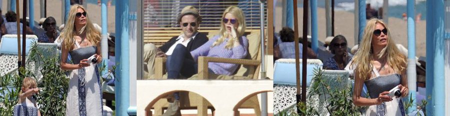 Claudia Schiffer disfruta de las playas de Marbella en compañía de su marido y sus tres hijos