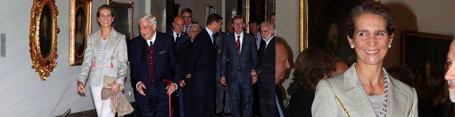 La Infanta Elena, todo sonrisas en la entrega del Premio 'Rafael Manzano Martos' junto a Carlos García Revenga