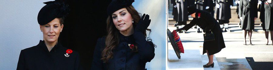 La Reina Isabel, el Duque de Edimburgo, el Príncipe Guillermo  y Kate Middleton recuerdan a los caídos