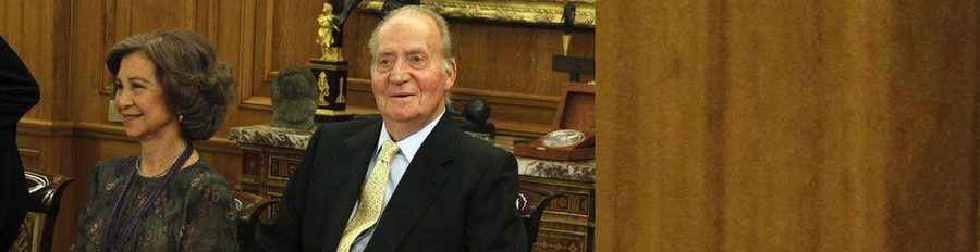 El Rey Juan Carlos regresa a la actividad oficial con muletas y acompañado de la Reina Sofía