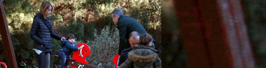 Milan Piqué Mebarak se lo pasa en grande en el parque con sus abuelos Joan Piqué y Montserrat Bernabéu