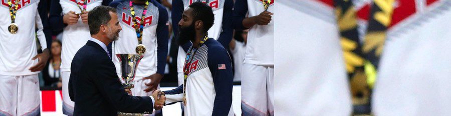 El Rey Felipe VI entrega la Copa del Mundo de Baloncesto a Estados Unidos tras vencer a Serbia