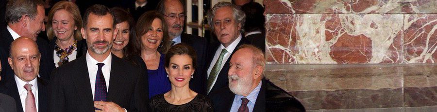 Los Reyes Felipe y Letizia, entre periodistas en la entrega del Premio 'Francisco Cerecedo' 2014