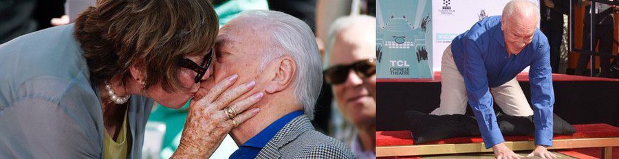 Christopher Plummer recibe un apasionado beso de Shirley MacLaine tras plasmar sus huellas en Hollywood