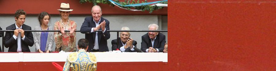 El Rey Juan Carlos, la Infanta Elena, Froilán y Victoria Federica celebran la vuelta de los toros en San Sebastián