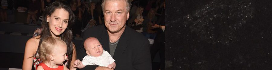 Alec Baldwin e Hilaria Thomas, al front row de NYFW con Carmen Gabriela y el pequeño Rafael