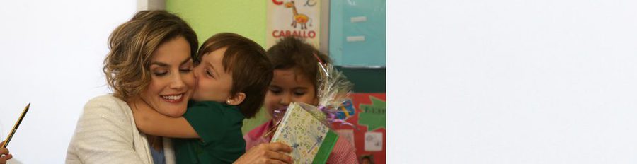 La Reina Letizia, cariñosa con los niños y las ancianas en la inauguración del curso escolar