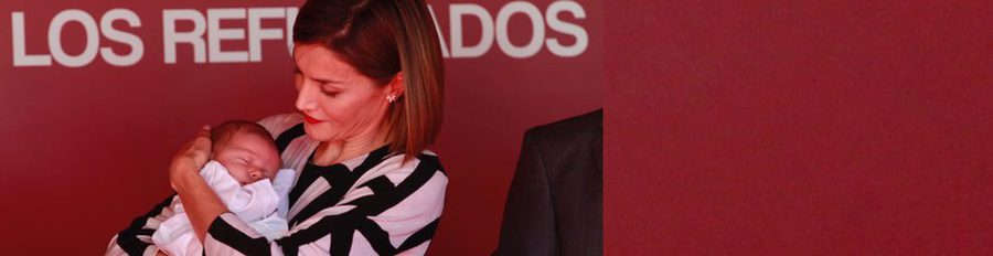 La Reina Letizia saca su instinto maternal con un bebé en el Día de la Banderita