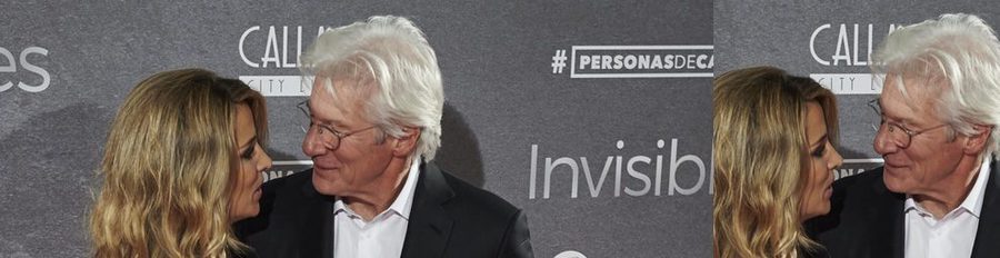 Richard Gere y Alejandra Silva, miradas cómplices, besos y risitas nerviosas en su primer posado como pareja