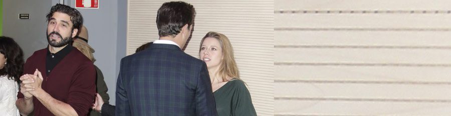 Manuela Vellés y Álex García, cada uno por su lado en el estreno de 'La Novia'