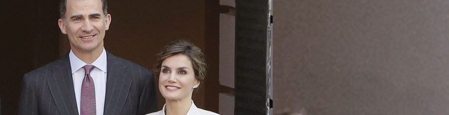 Los Reyes Felipe y Letizia olvidan el escándalo del #CompiYogui en Puerto Rico entre erratas, interrupciones y baños de masas