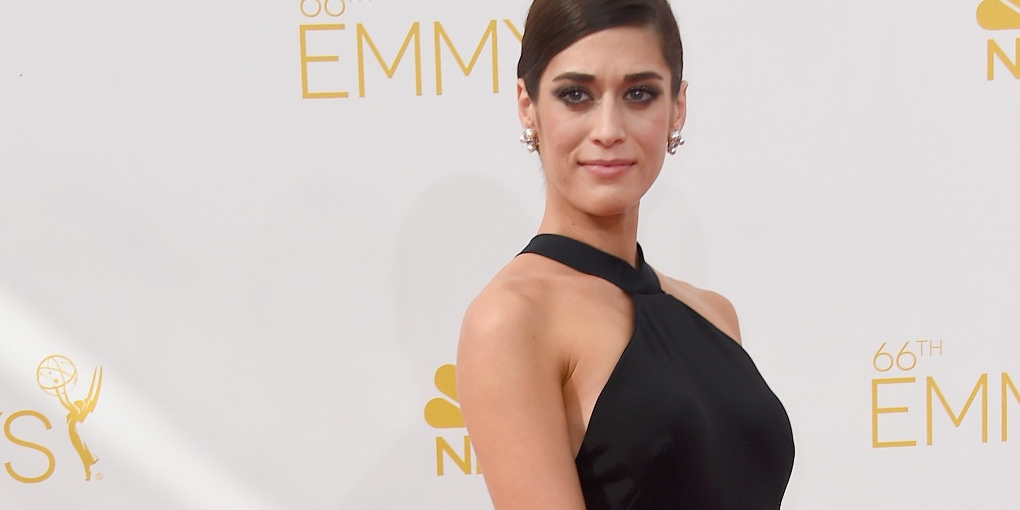 Lizzy Caplan luce el anillo de compromiso que Tom Riley le regaló en mayo