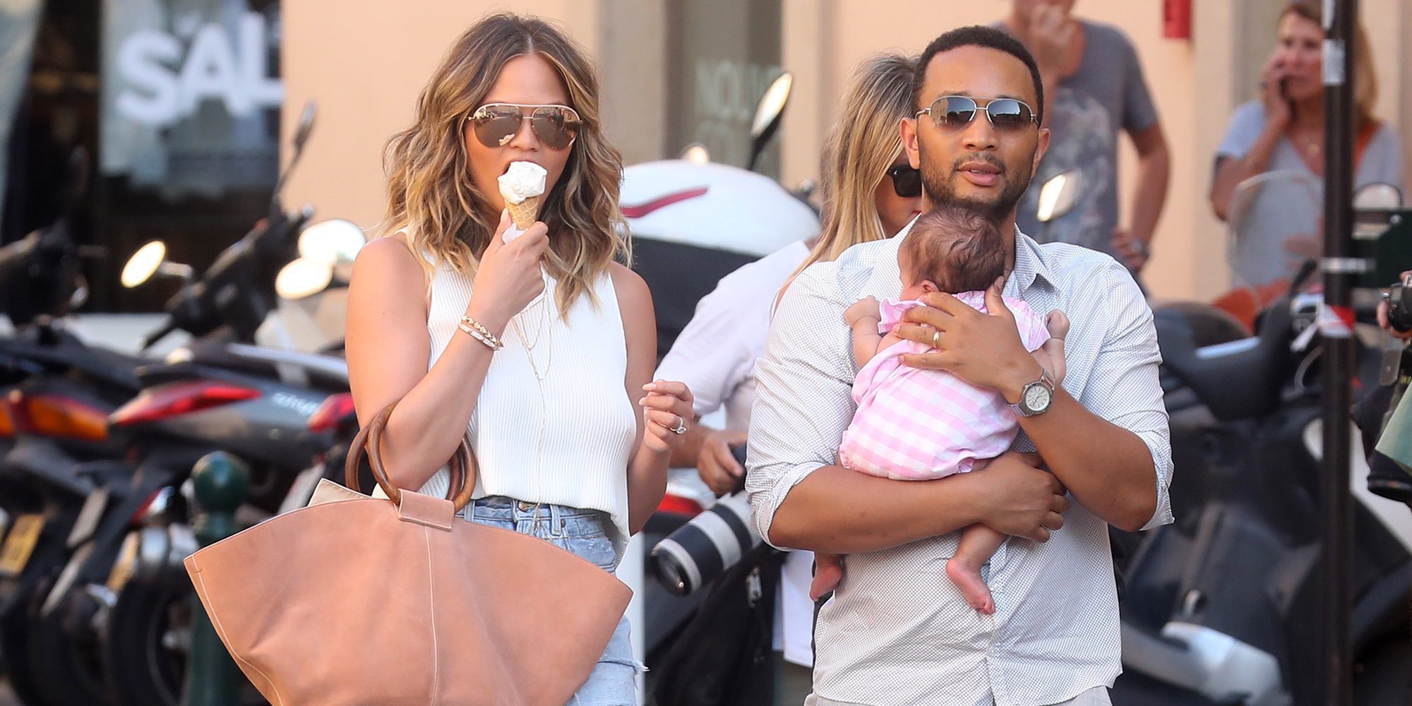 Chrissy Teigen y John Legend disfrutan de un paseo por las calles de Saint-Tropez en compañía de su hija Luna