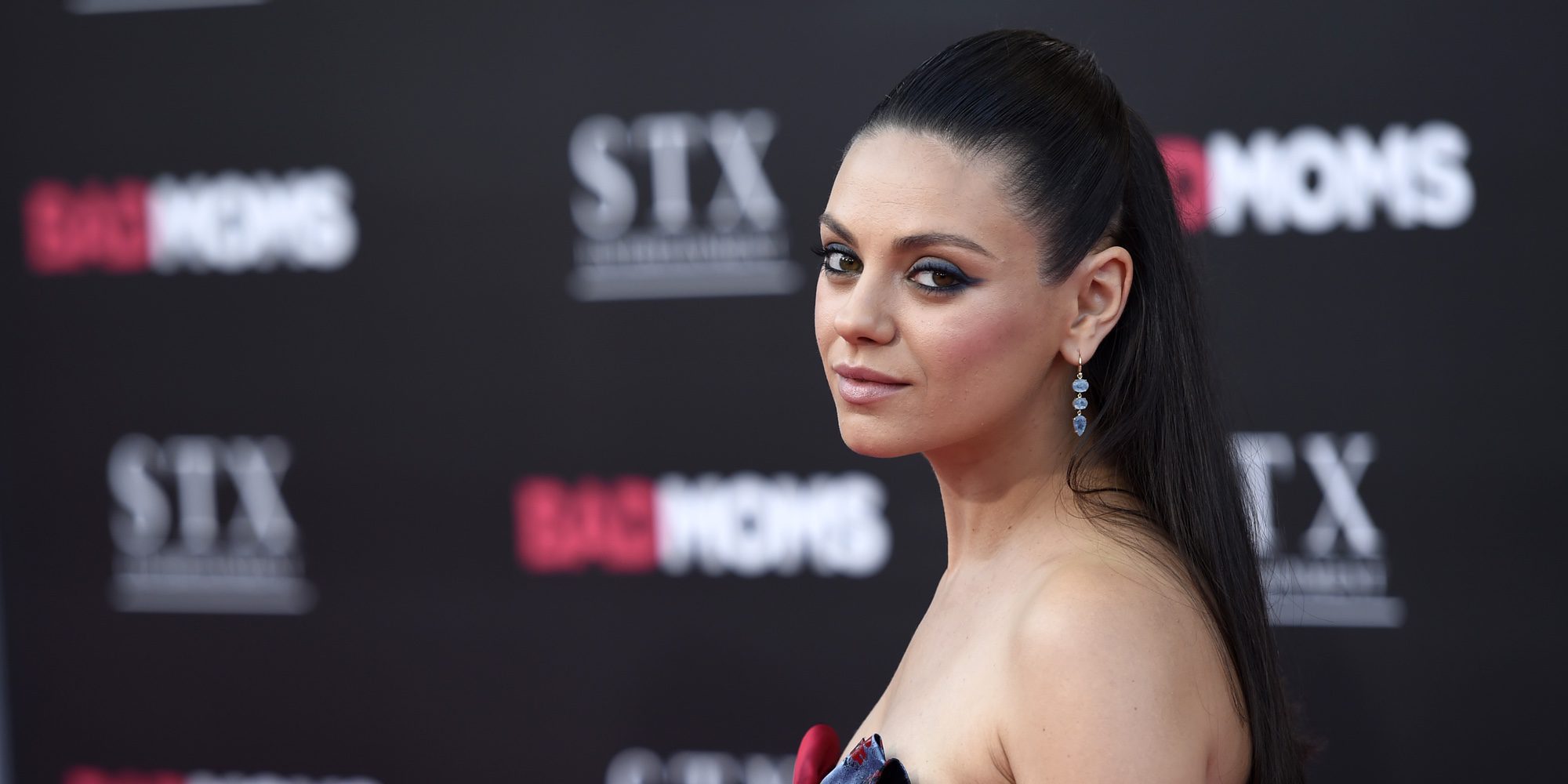 Mila Kunis asiste espectacular y embarazadísima al estreno de su película 'Bad Moms' en Los Ángeles