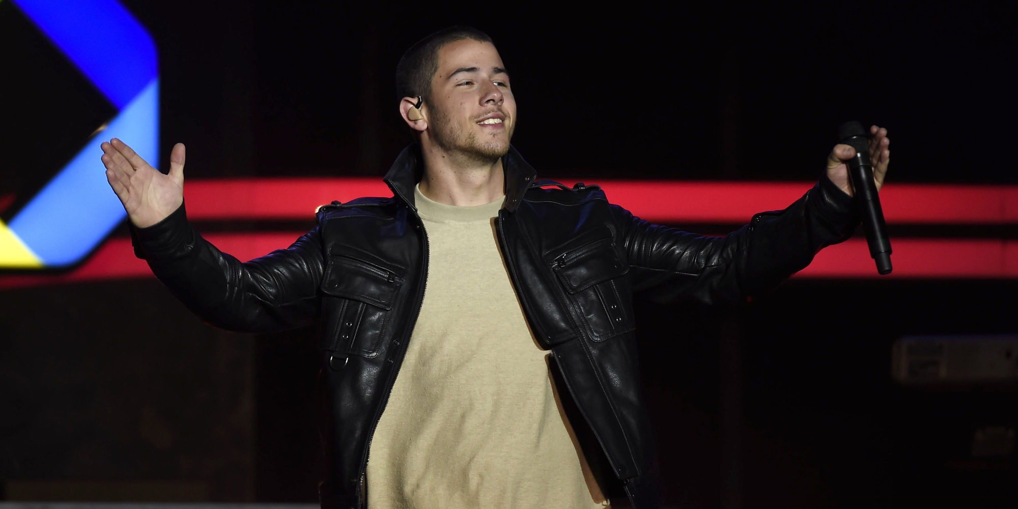 De nuevo luce su cuerpo: Nick Jonas se sumerge en un lago helado en calzoncillos