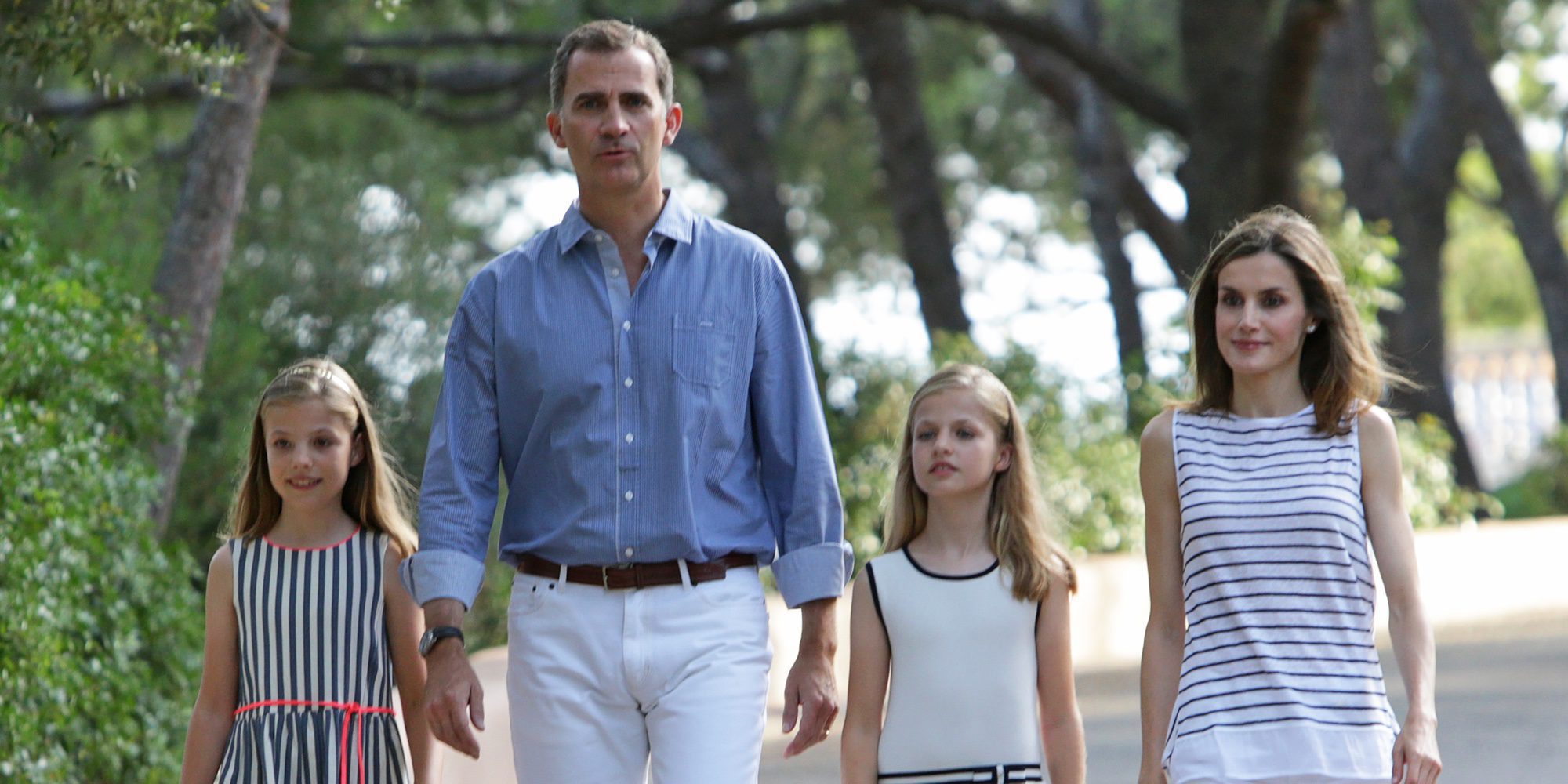 Los Reyes Felipe VI y Letizia protagonizan el posado de verano con sus hijas en el Palacio de Marivent