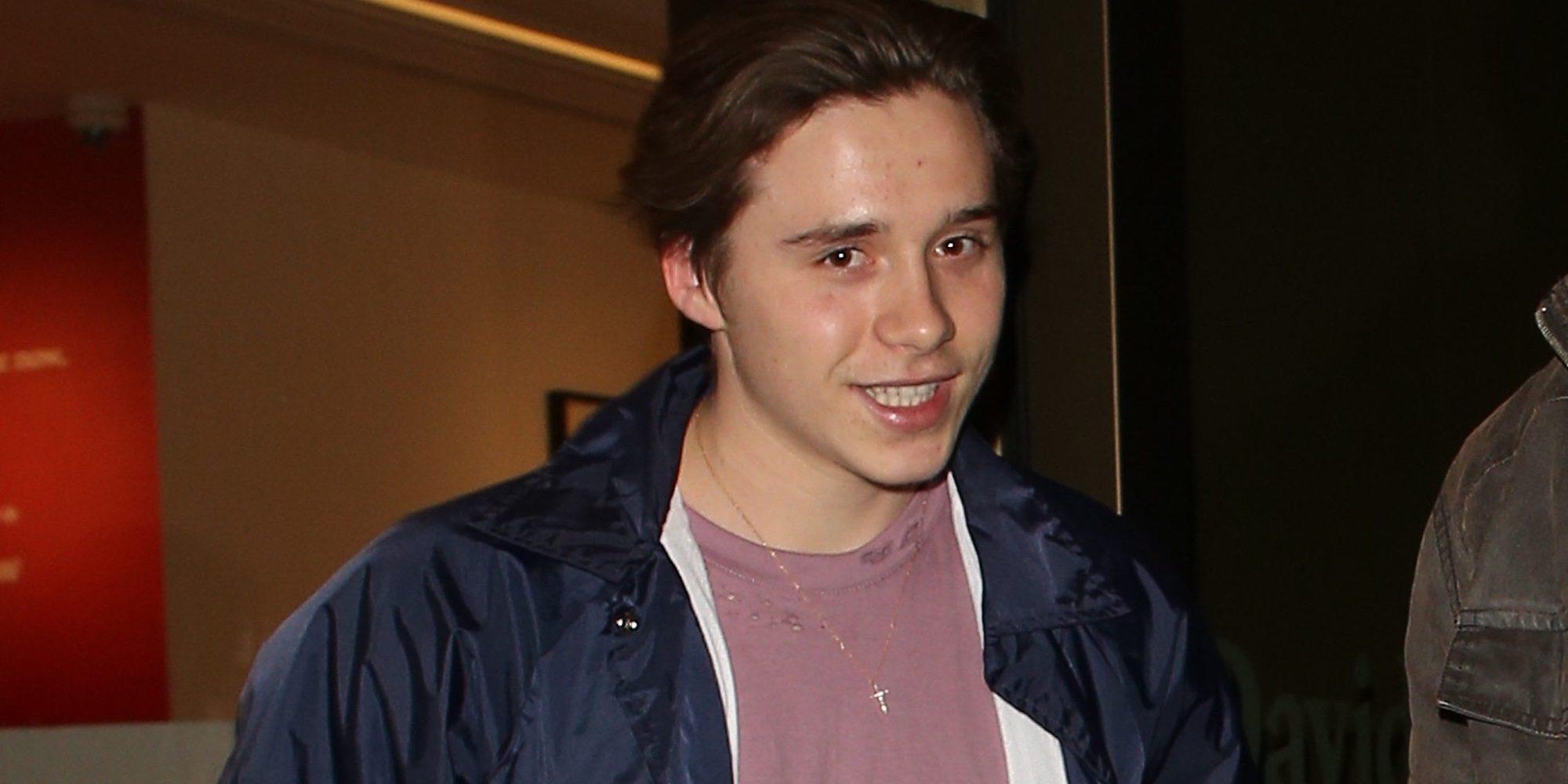 Brooklyn Beckham cambia de look y apuesta por el rubio