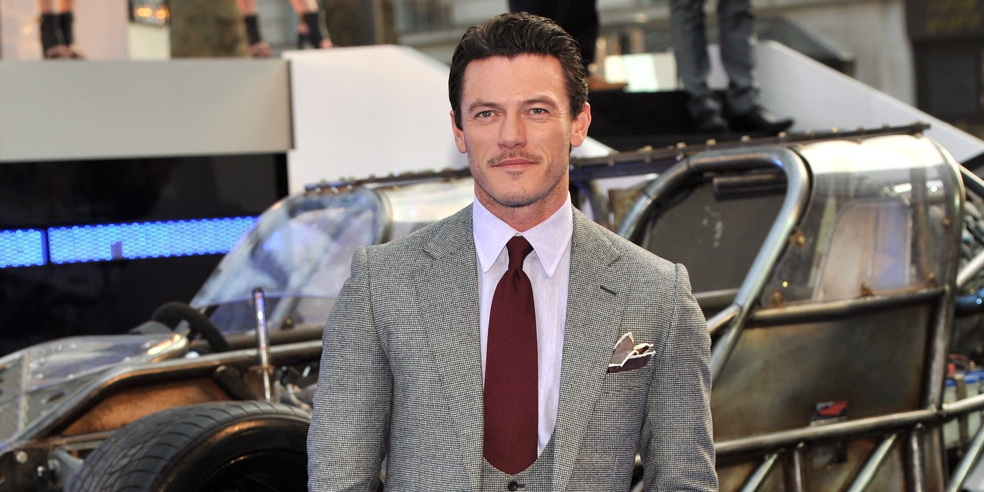 Luke Evans sorprende estrenando look: Así le queda el pelo rubio