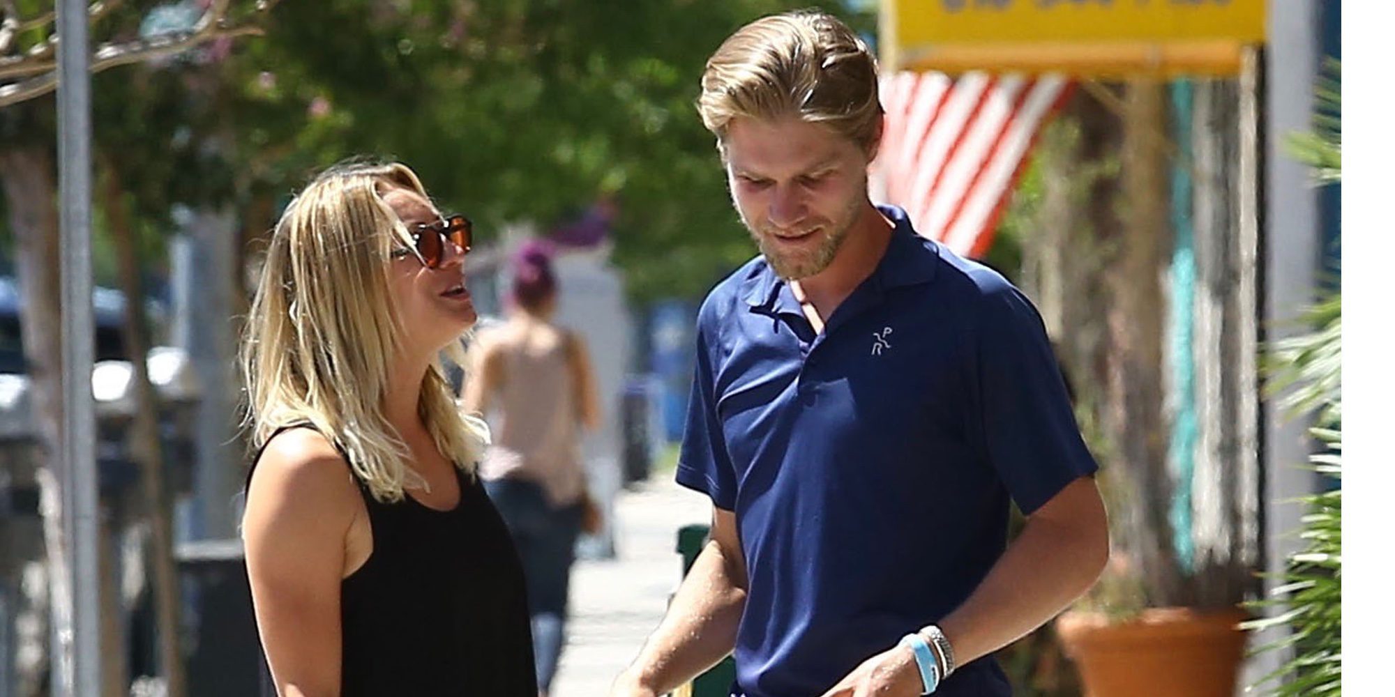 Kaley Cuoco y su novio Karl Cook pasean su amor de la mano por Los Angeles