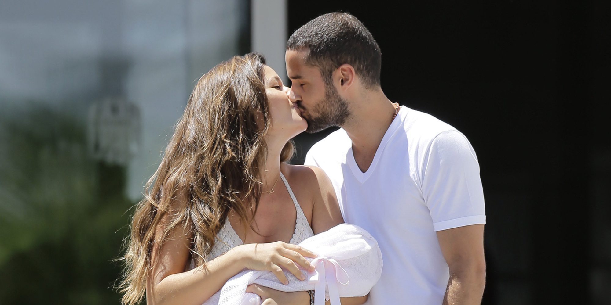 Malena Costa y Mario Suárez celebran su vuelta a España: Matilda ya tiene camiseta del Valencia