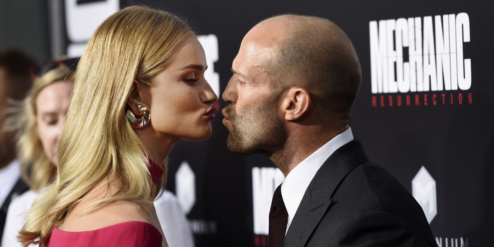 Jason Statham y Rosie Huntington-Whiteley pasean su amor por la alfombra roja de 'Mechanic: Resurrection'